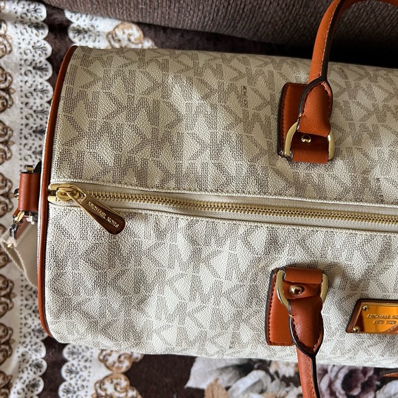 MICHAEL KORS Jet Set Large Vanilla Adjustable Strap Weekender Duffle Bag NWT - Picture 8 of 15